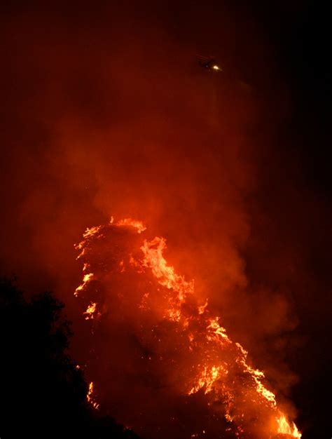 This map shows the location of the Macy fire burning near Lake。